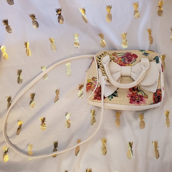 Betsey Johnson Handbags - Like New Betsy Johnson Crossbody Purse